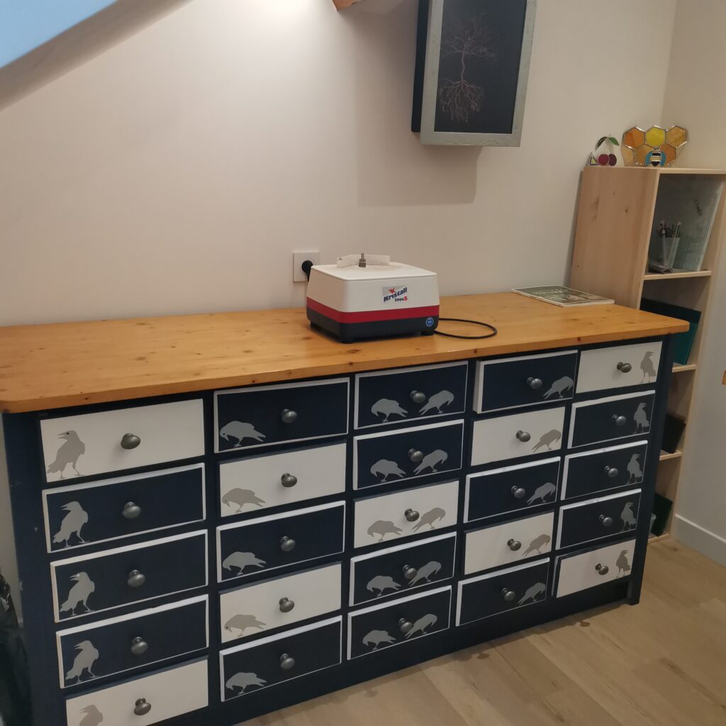 Meuble de rangement pour les tesselles de mosaïque