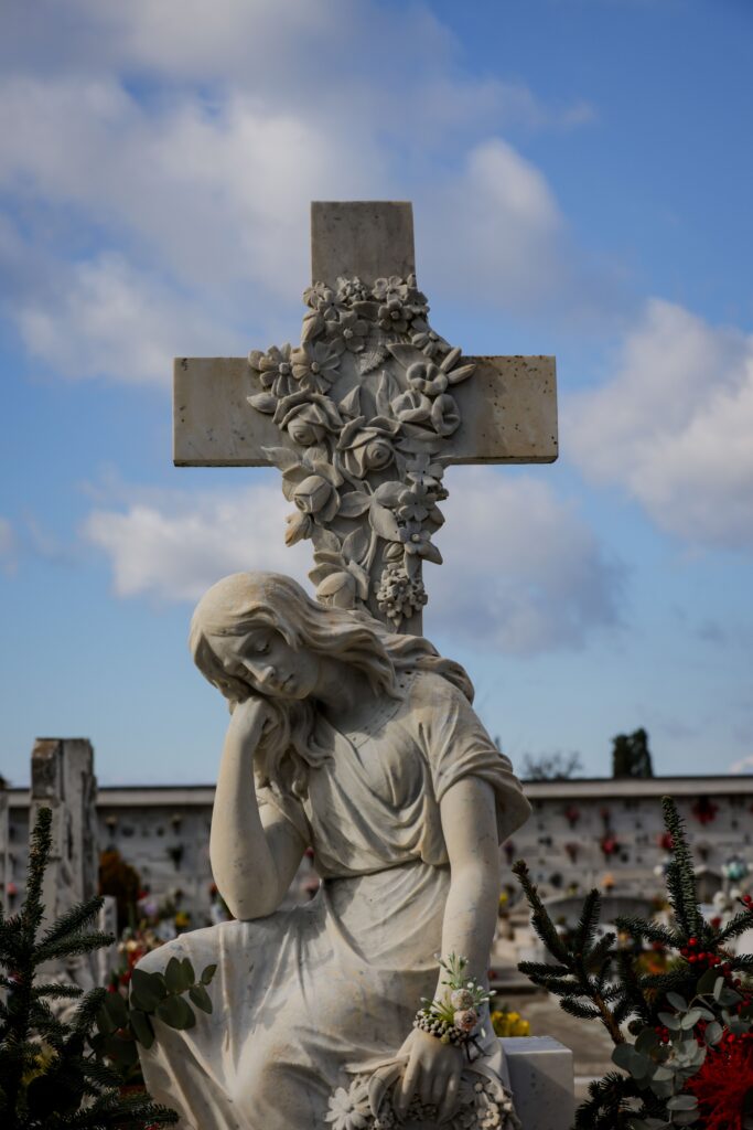 sculpture sur une pierre tombale