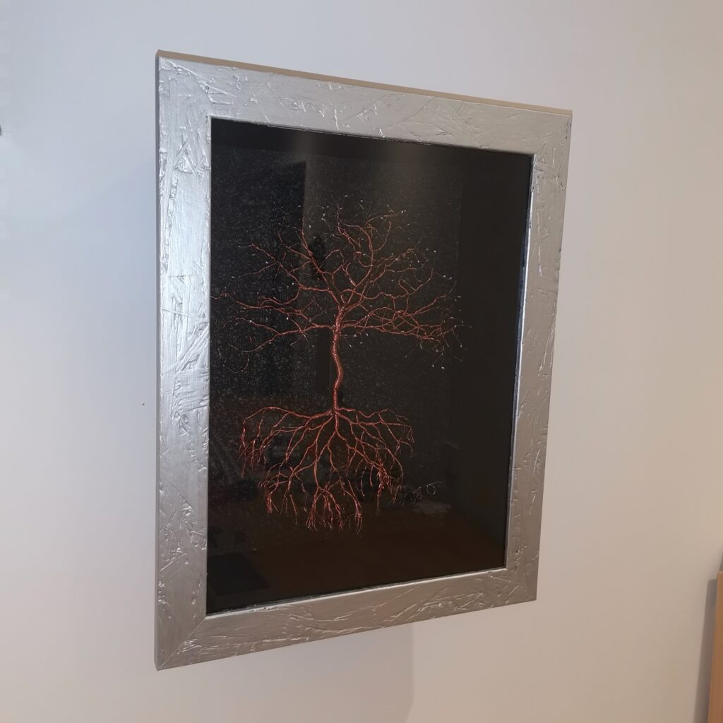 Arbre en fil de cuivre de Crea cuivrée
